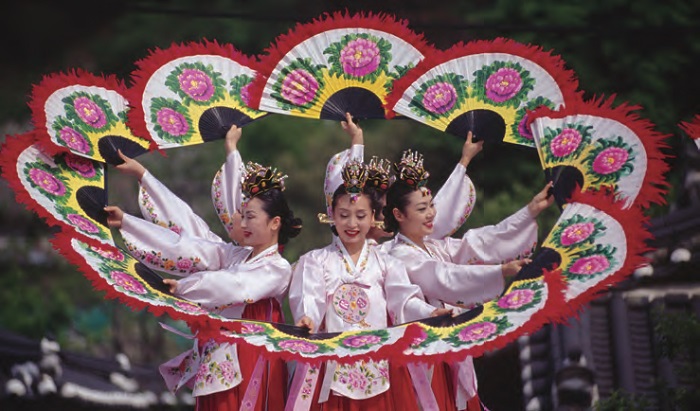 <b>Buchaechum (Fan Dance).</b> A traditional form of Korean dance usually performed by groups of female dancers holding fans with floral designs on them.