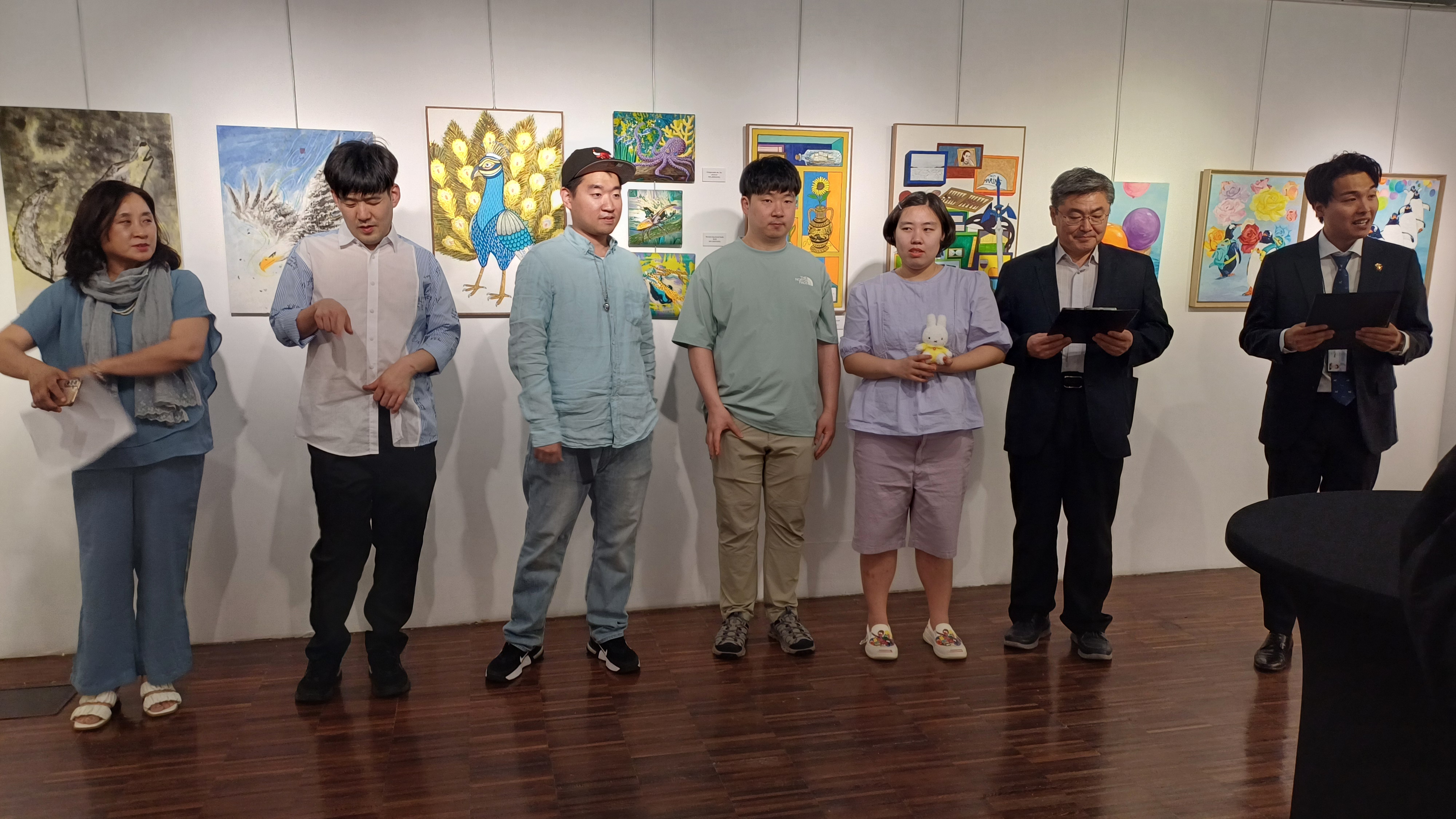 사랑은 국경을 넘어 전시회 개막식