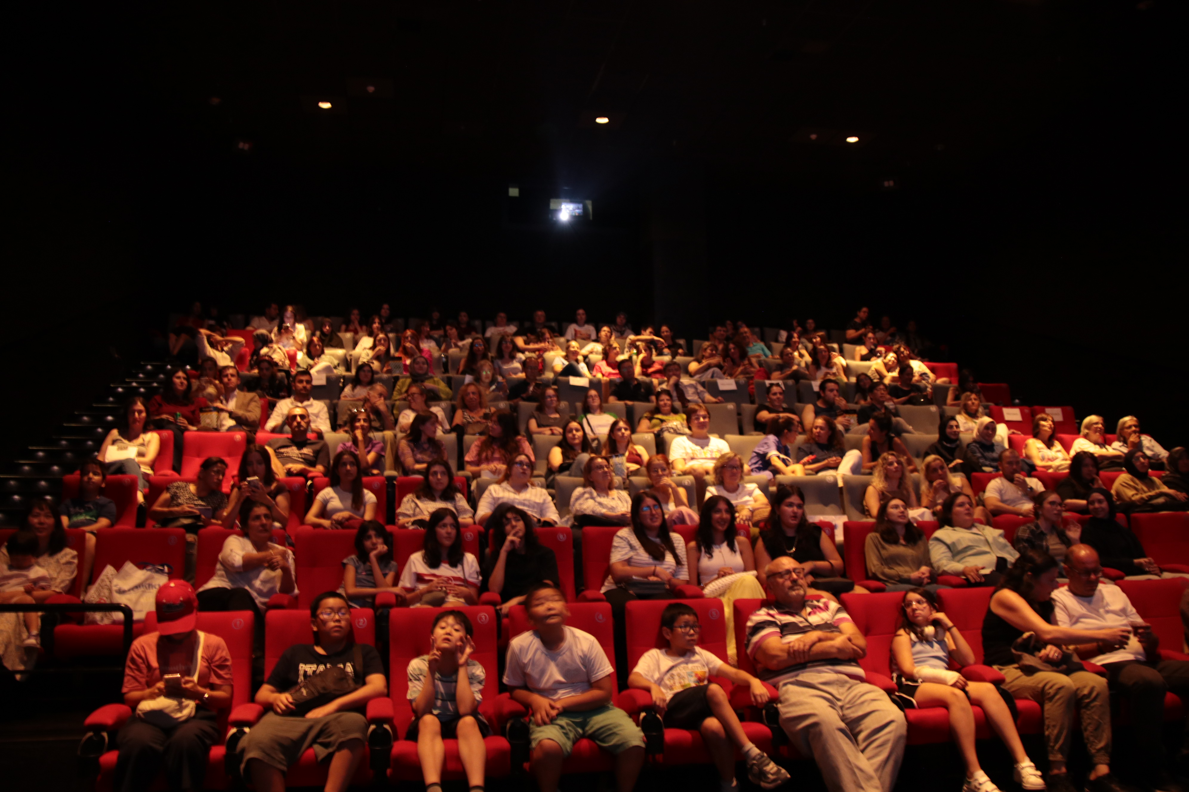 Ankara Kore Film Festivaline katılan seyirciler