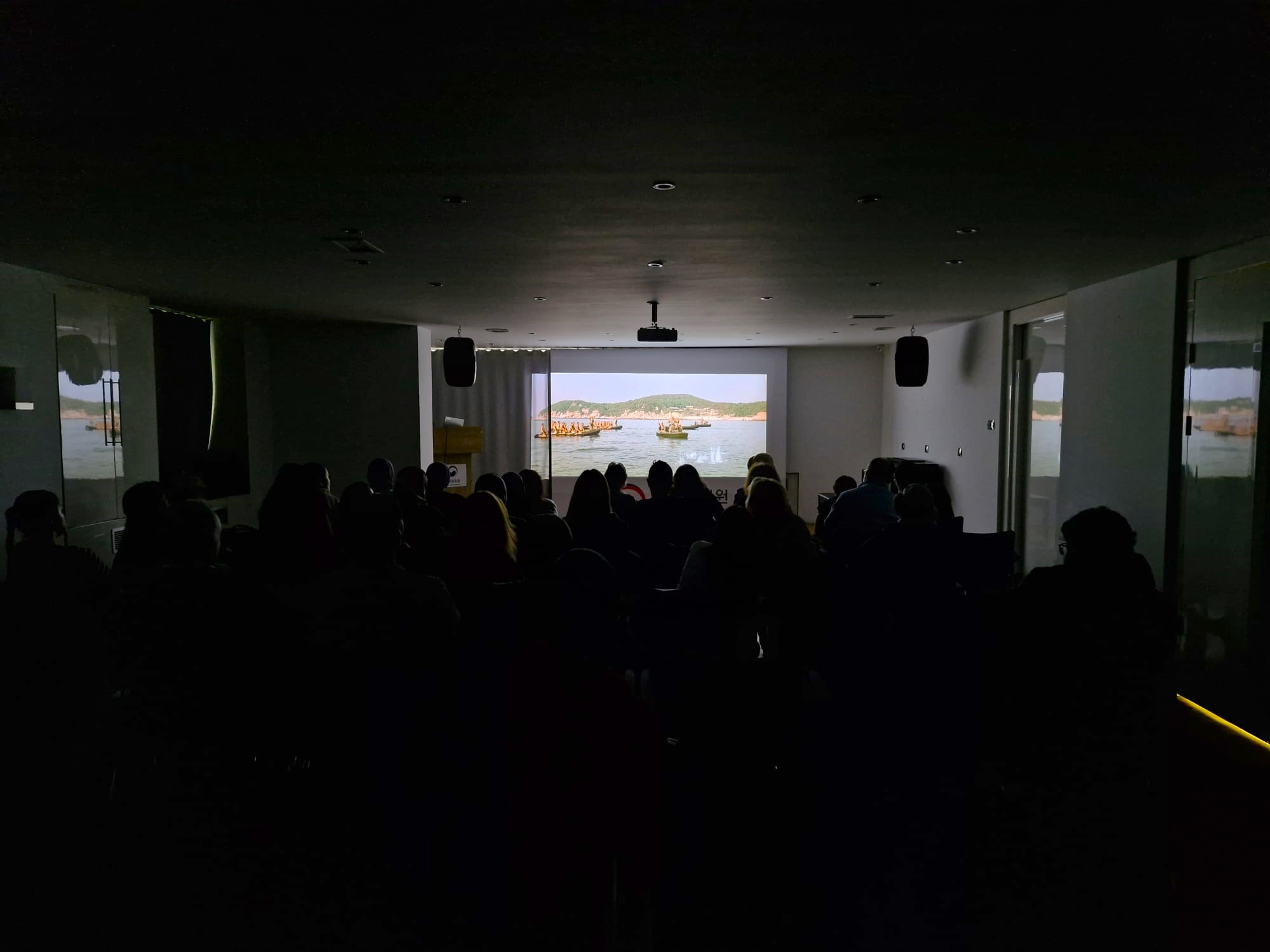 Kore Kültür Merkezi salonunda film gösterimi