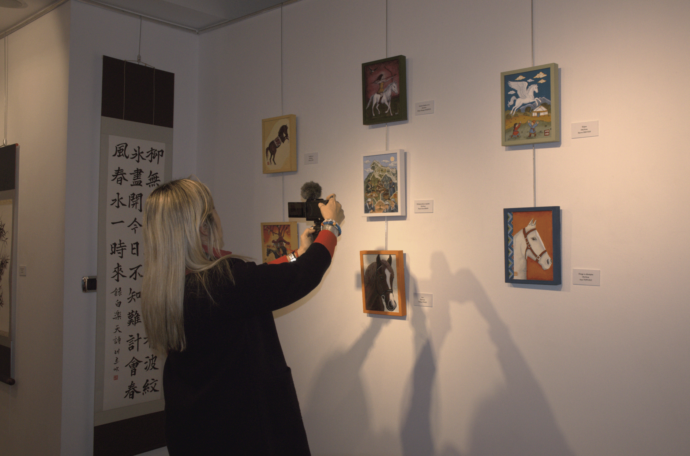 제7회 글꽃 전시회 작품 관람하는 회원