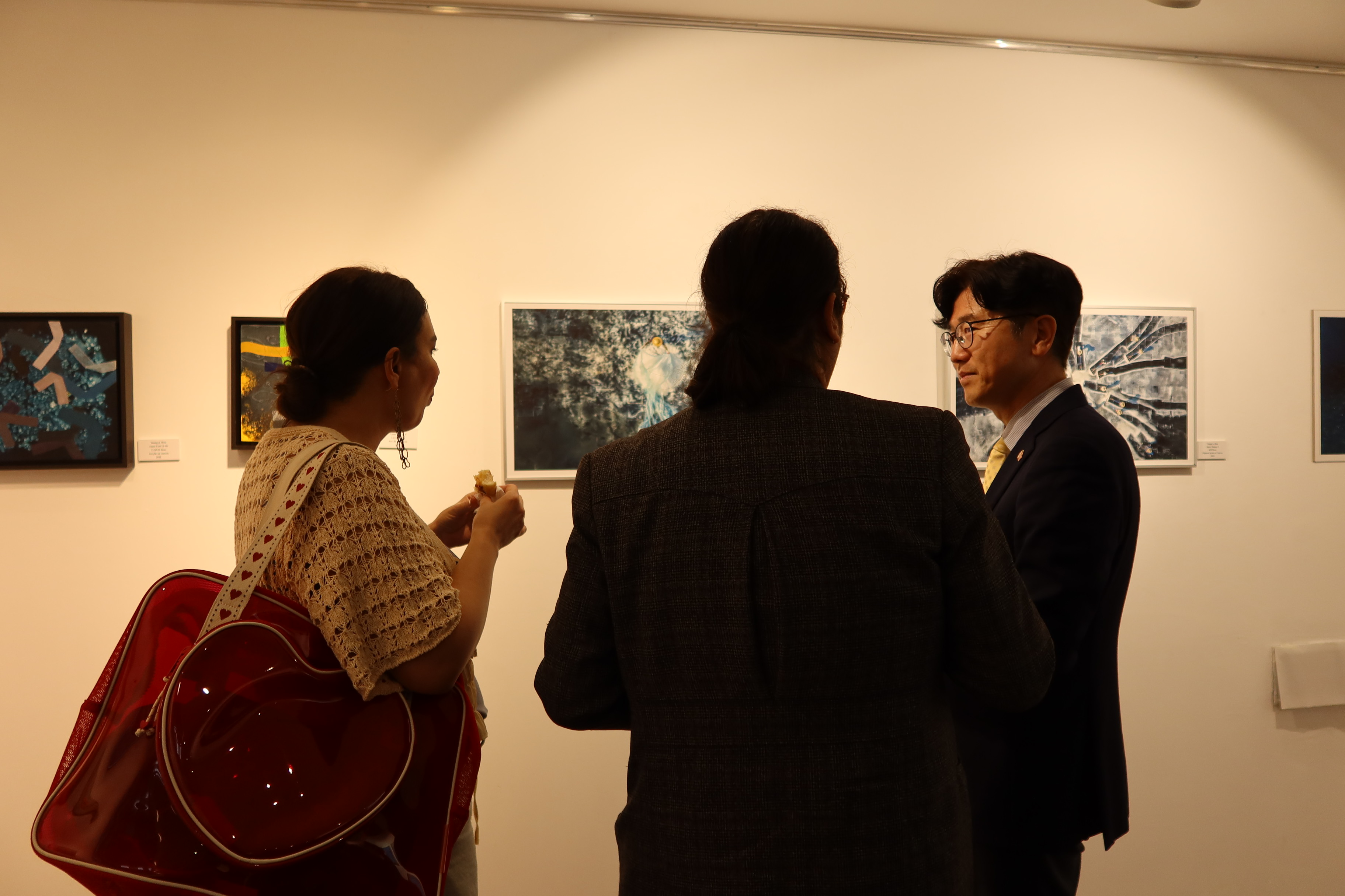 봄소식 전시 관람하는 문화원장 및 회원들