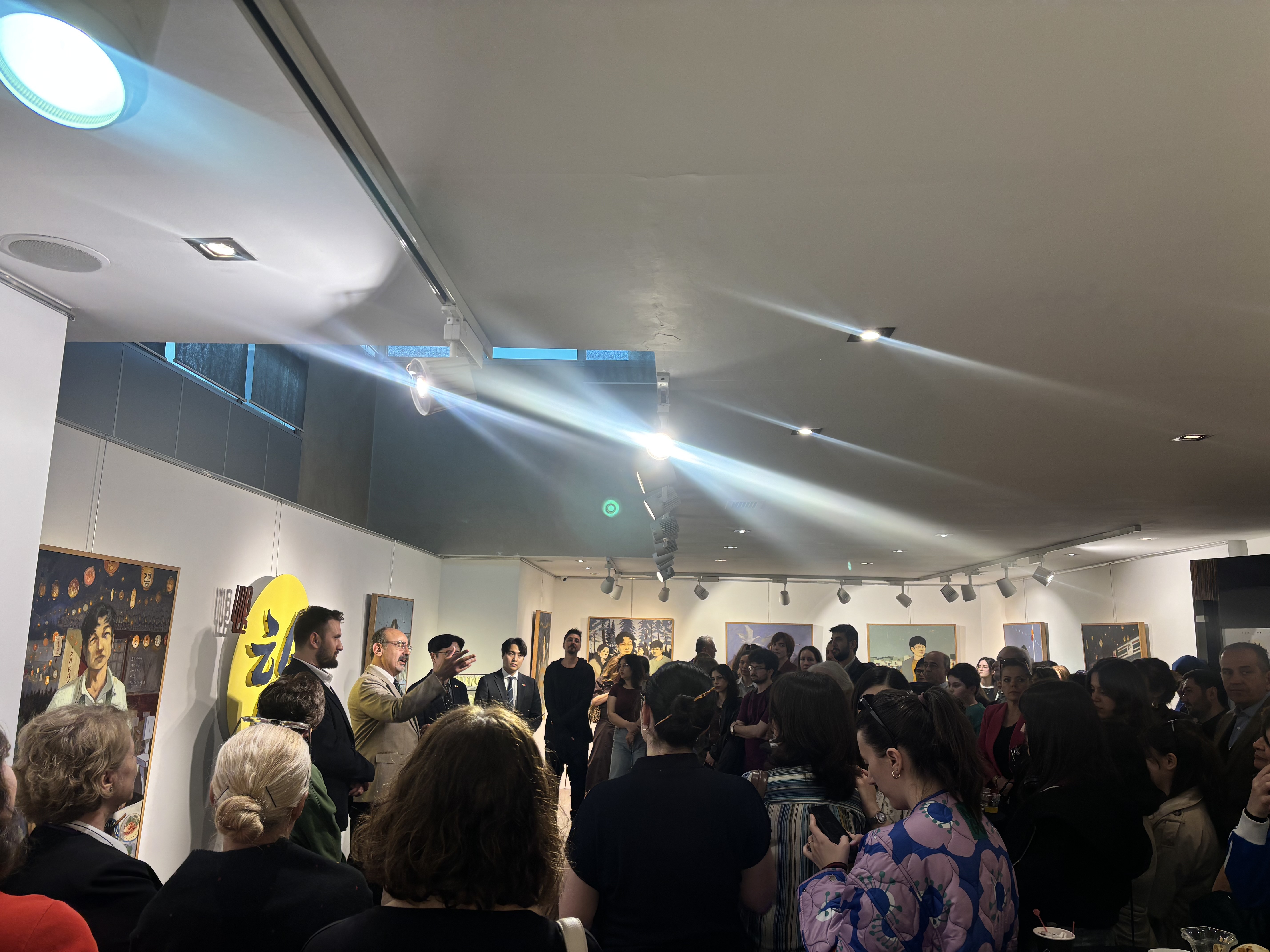 튀르키예 작가의 한 전시 개막식