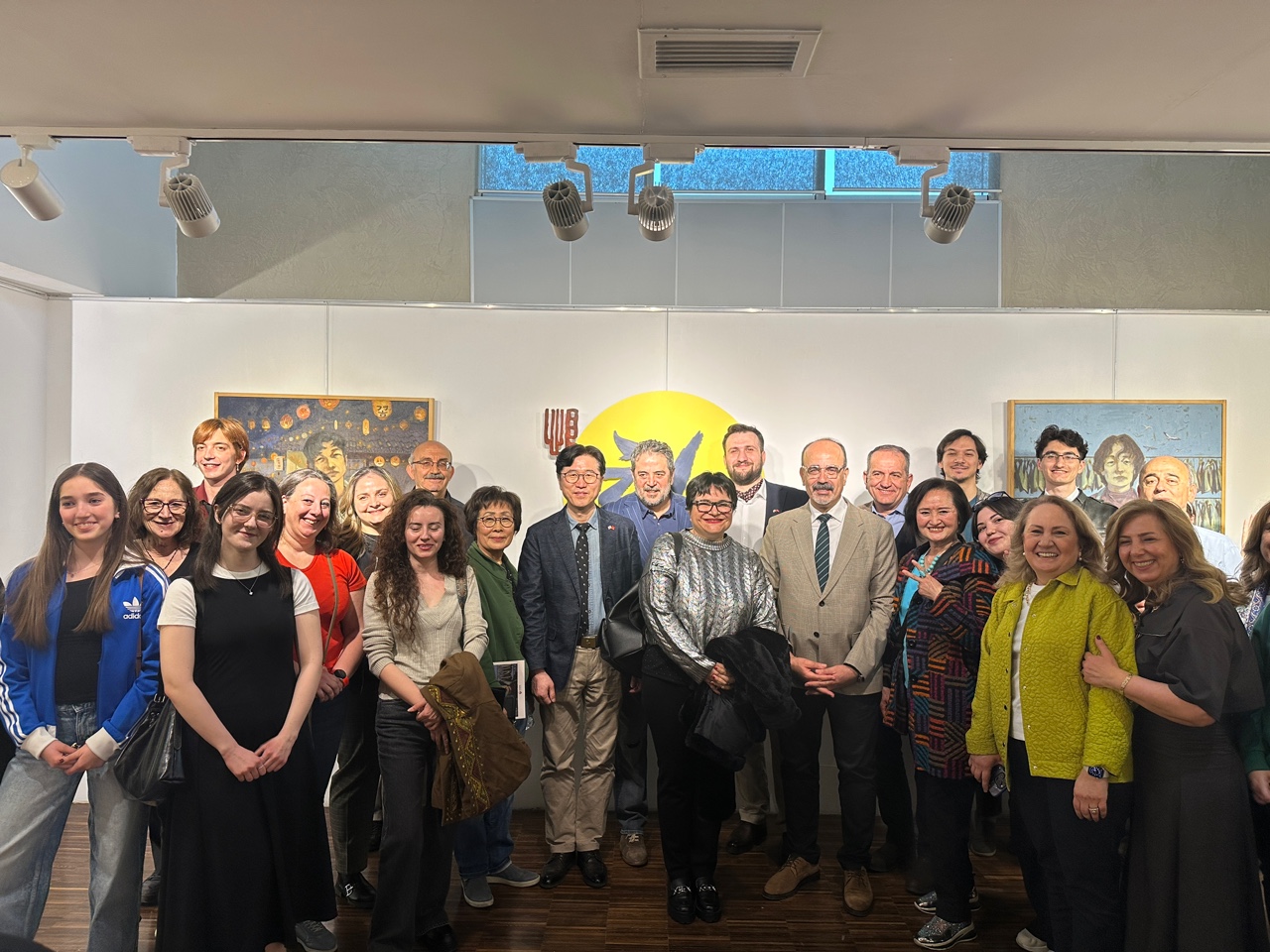 한 전시 개막식 단체 사진